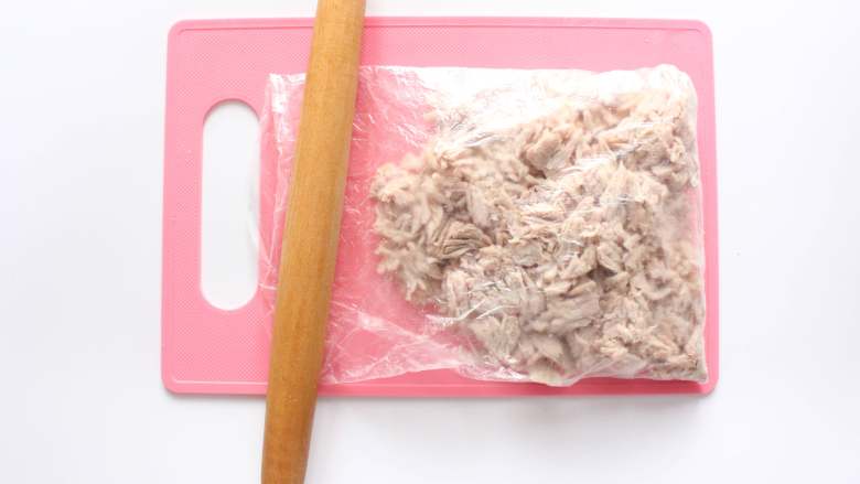 宝宝肉松（适合8个月以上的宝宝）,把煮好的肉捞出来沥干水分，稍凉后用手撕成细条或放入保鲜袋用擀面杖把肉块捣碎，这样肉会比较松