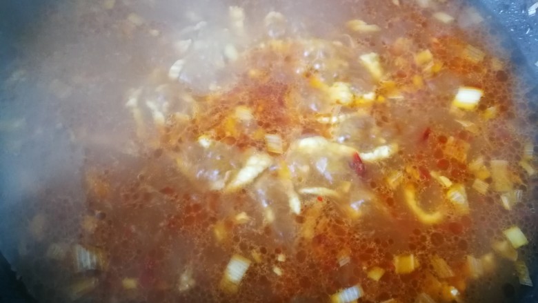 #一碗面条#肉丝炝锅面,加适量热水。