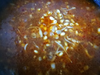 #一碗面条#肉丝炝锅面,下入黄豆芽。