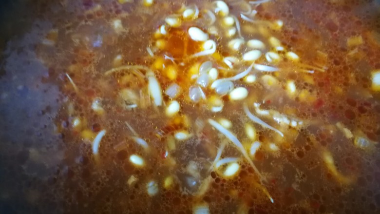 #一碗面条#肉丝炝锅面,下入黄豆芽。