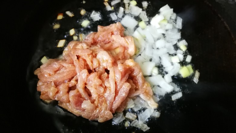 #一碗面条#肉丝炝锅面,热锅下入葱姜末，然后下入肉丝翻炒。
