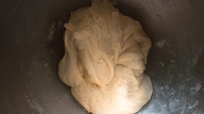 中种红薯吐司,种面团的所有材料混合均匀揉成面团，放冰箱冷藏发酵。这是我发酵了20个小时的面团。