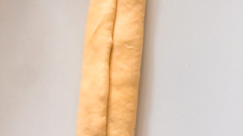 中种红薯吐司,分别自左边和右边向中间三分之一处折叠。
