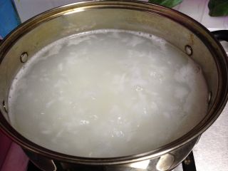 快手皮蛋粥,
冷水入锅加入米饭中大火煮开