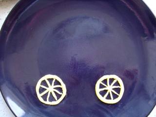 #感恩节食谱#绿豆沙之父爱如山,凹造型：手上沾少许凉开水防沾，取一小面块轻轻的搓细条，摆放成两个轮子。