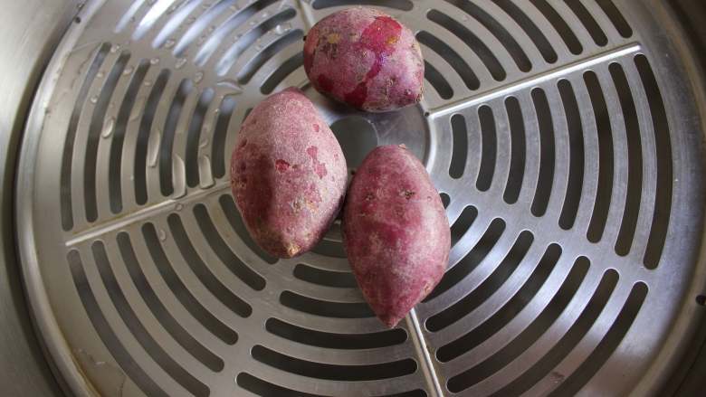 开花紫薯馒头,紫薯上锅蒸熟