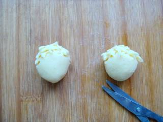 #感恩节食谱#绿豆沙之父爱如山,在手心里团两个圆球状做头部，用剪刀在顶部剪几刀做头发。