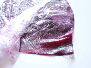开花紫薯馒头,蒸好的紫薯，去皮，放入保鲜袋中用擀面杖擀成泥状即可