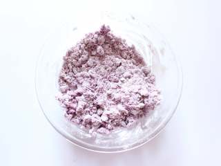 开花紫薯馒头,把紫薯泥放入150克面粉中搓成絮状