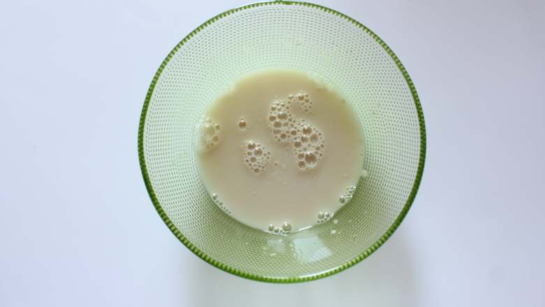 开花紫薯馒头,37克温水（35度的温水）化开2克酵母粉静置5分钟