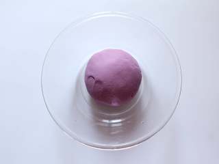 开花紫薯馒头,静置好的酵母水倒入絮状面盆中，和成光滑紫薯面团