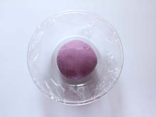 开花紫薯馒头,盖上保鲜膜放在温暖处发酵