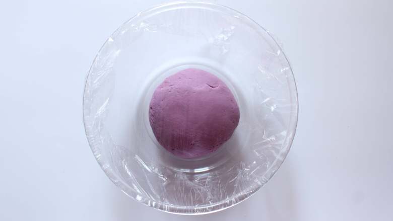 开花紫薯馒头,盖上保鲜膜放在温暖处发酵