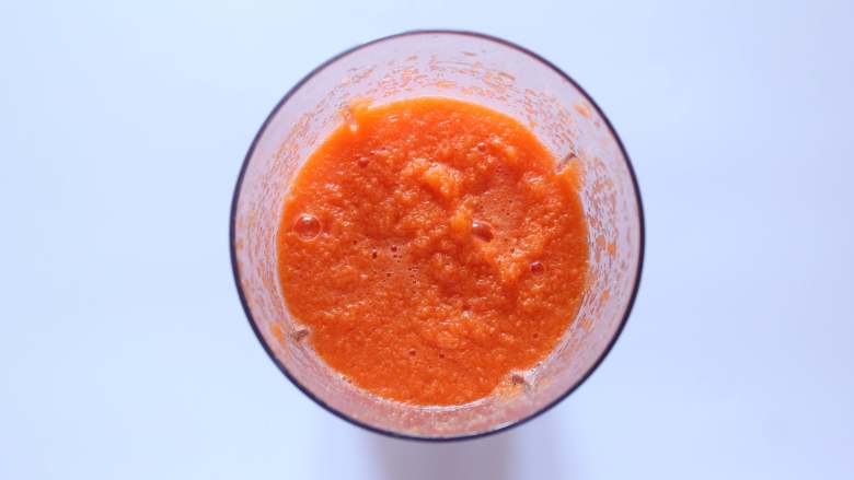 向日葵胡萝卜餐包,胡萝卜洗净切成小块，用料理机加入适量的水，榨汁