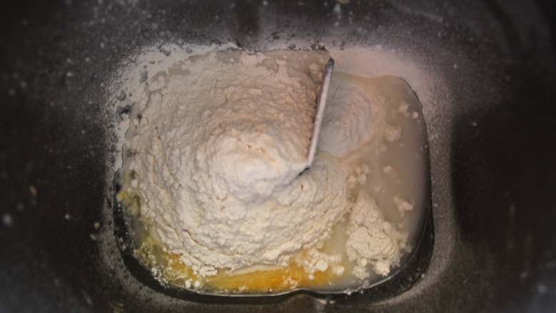 向日葵胡萝卜餐包,然后揉白面团~把除椰子油外的所有食材，按照底层液体、中层粉类、上层干酵母的顺序，放入面包机或厨师机桶里。开启揉面功能，揉成一个光滑的面团。然后加入椰子油，揉至可以抻出薄膜的完全阶段