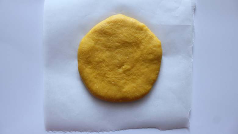 向日葵胡萝卜餐包,然后取一个黄色的小面团，放在裁好的一小张油纸上，擀成圆片