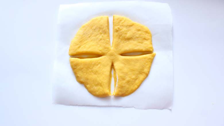 向日葵胡萝卜餐包,如图所示，先切4瓣