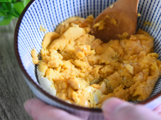 怎样做出金光闪闪,粒粒分明的玉米粒——咸蛋黄焗玉米,碗中倒入鸭蛋黄，碾碎备用