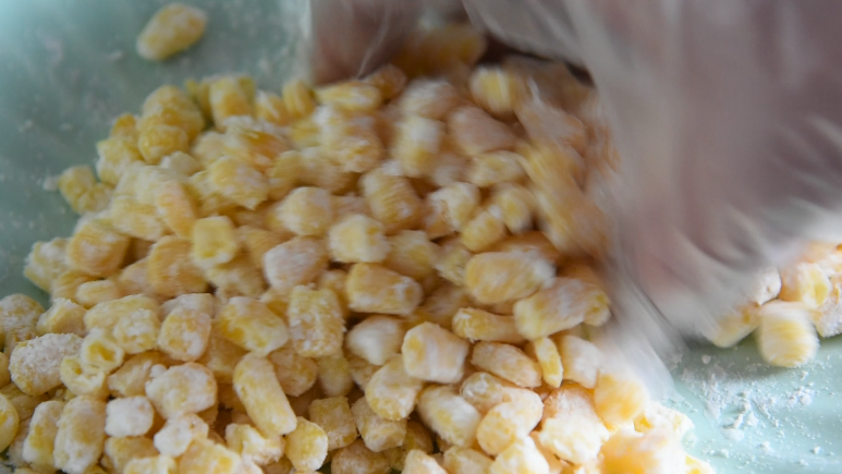 怎样做出金光闪闪,粒粒分明的玉米粒——咸蛋黄焗玉米,玉米粒中撒入淀粉，抓匀备用