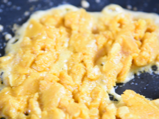 怎样做出金光闪闪,粒粒分明的玉米粒——咸蛋黄焗玉米,利用油锅，将捣碎的鸭蛋倒入锅中