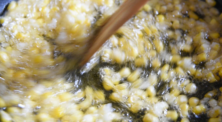 怎样做出金光闪闪,粒粒分明的玉米粒——咸蛋黄焗玉米,油锅热至7分热时，倒入玉米粒