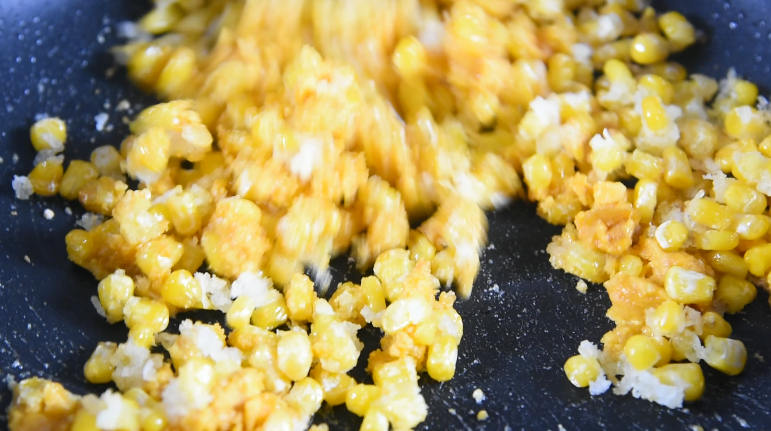 怎样做出金光闪闪,粒粒分明的玉米粒——咸蛋黄焗玉米,炒散后，倒入玉米粒炒至均匀裹上鸭蛋粒即可