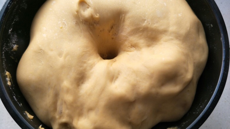 南瓜红豆沙理石土司,然后在温暖处发酵到两到三倍。