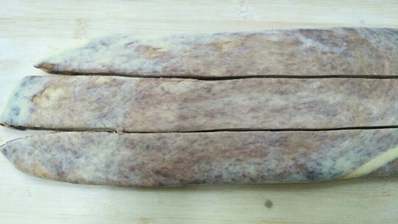 南瓜红豆沙理石土司,切成三个均匀的长条。