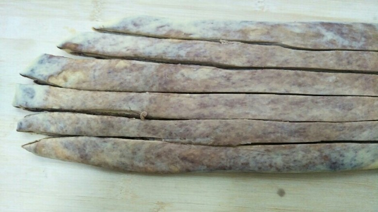 南瓜红豆沙理石土司,然后再切成六个均匀的长条。