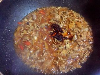 一碗面条+鸡杂面,出锅前加入一勺老干妈油辣椒翻炒均匀。
