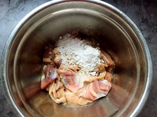 一碗面条+鸡杂面,鸡杂加入适量盐、淀粉、料酒多次搓揉冲洗干净。