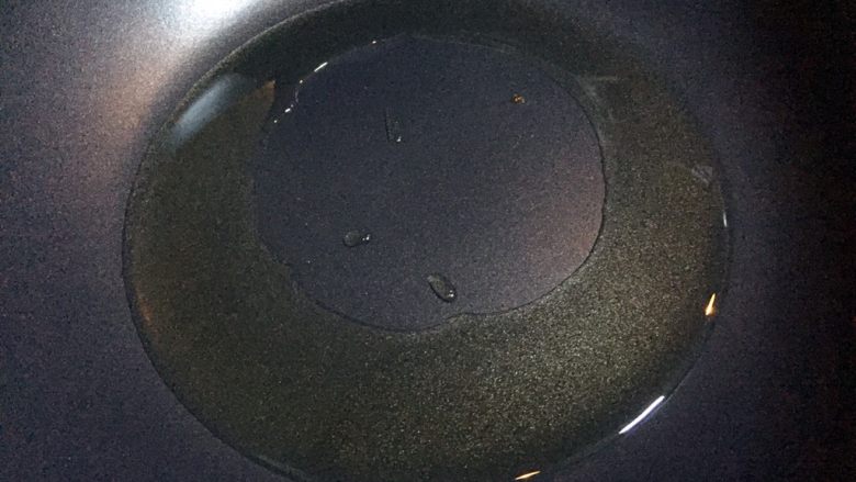 一碗面条+鸡杂面,热锅倒油烧至八成热。