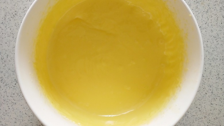 一口葡萄小奶酥,黄油室温软化以后用打蛋器打到发白有丝絮状