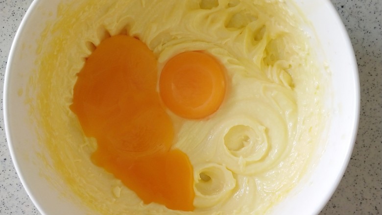 一口葡萄小奶酥,加入三个蛋黄，继续搅拌均匀，然后筛入低粉（这边忘记拍照了）搅拌均匀