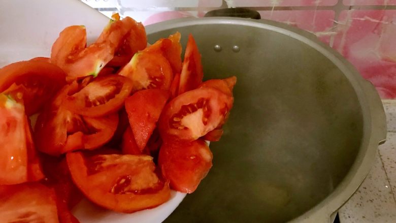 西红柿排骨汤，拯救你的冬日美丽,开大火，西红柿放入排骨汤里，汤沸后，转小火再煲一小时左右。