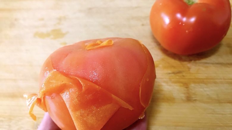 西红柿排骨汤，拯救你的冬日美丽,轻轻松松剥皮，切片。