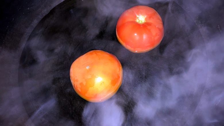 西红柿排骨汤，拯救你的冬日美丽,利用这个时间西红柿在开水中一分钟。