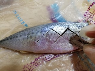 家常美味炖青鱼,用刀片将鱼的身体表面割开。会更入味儿。两面都像图中这样割。