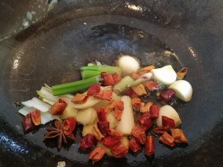 家常美味炖青鱼,放入八角，红辣椒段，快速的炒一炒，