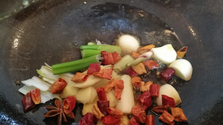 家常美味炖青鱼,放入八角，红辣椒段，快速的炒一炒，