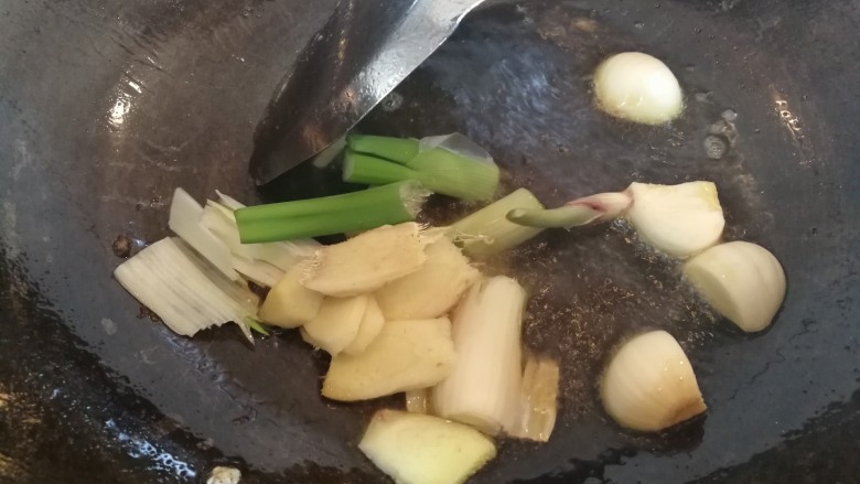 家常美味炖青鱼,用煎鱼剩下的油炒葱,姜,蒜，