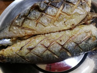 家常美味炖青鱼,煎好后从锅里铲出，一会炖。