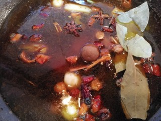 家常美味炖青鱼,快速翻炒几下，锅里添入热水，把剩下的其它料也放入。