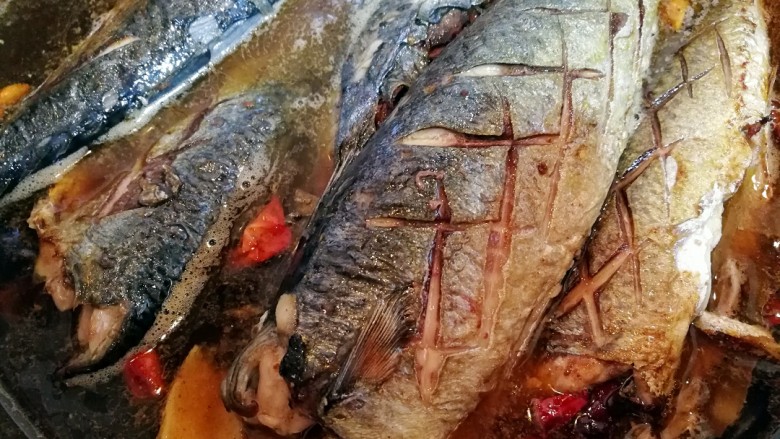 家常美味炖青鱼,将青鱼摆放在汤水中，大火烧开后，改小火慢炖，炖至收汤。