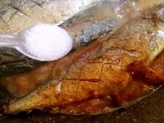 家常美味炖青鱼,汤汁收到浓稠时，放入小半勺味素。即可出锅装盘~