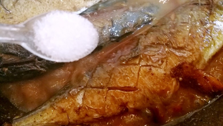 家常美味炖青鱼,汤汁收到浓稠时，放入小半勺味素。即可出锅装盘~