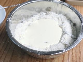 星巴克提子司康饼,在粉和黄油的混合沙状物中挖一个洞、加入谈奶油