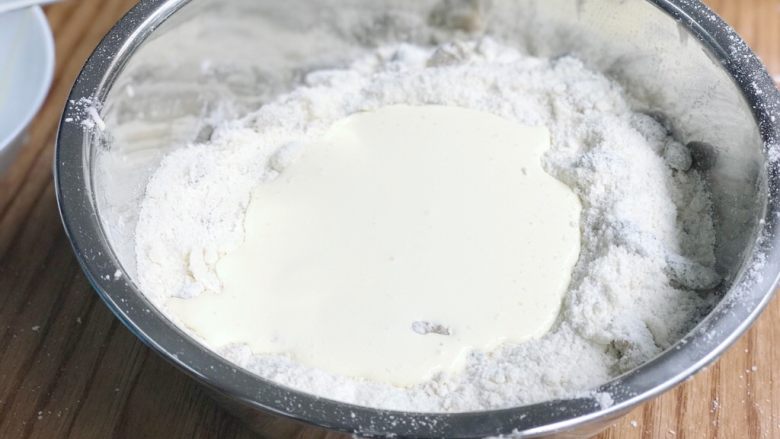 星巴克提子司康饼,在粉和黄油的混合沙状物中挖一个洞、加入谈奶油