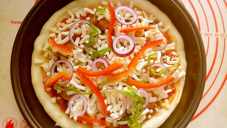 大虾披萨,再撒一层马苏里拉，上面再装饰点彩椒丝和洋葱圈。