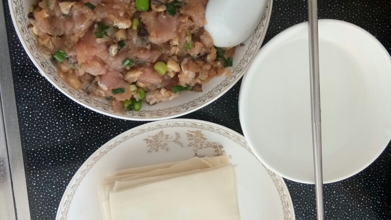 瘦肉香菇饺子,搅拌好肉馅，就可以来包饺子了。